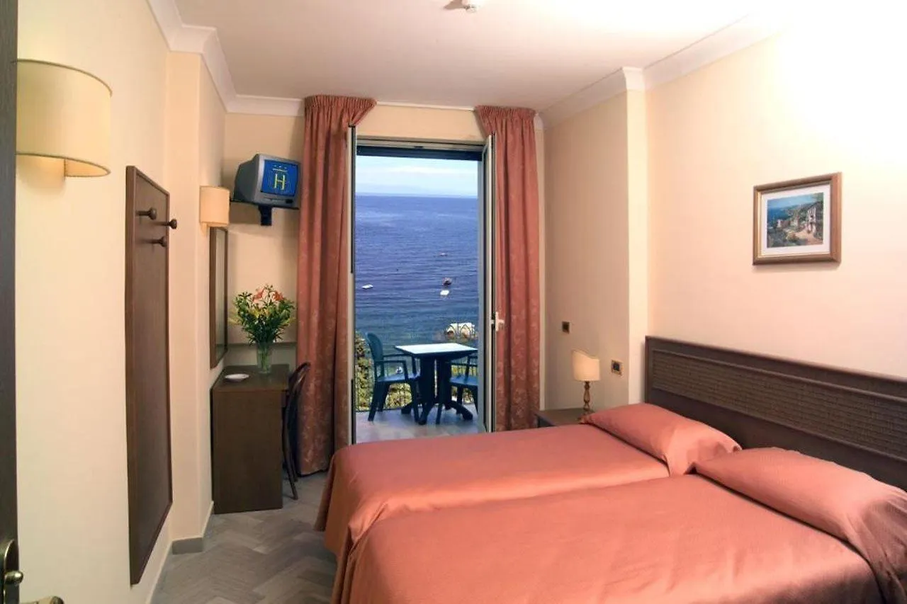 Hotel Villa Bianca Resort タオルミーナ 4*,